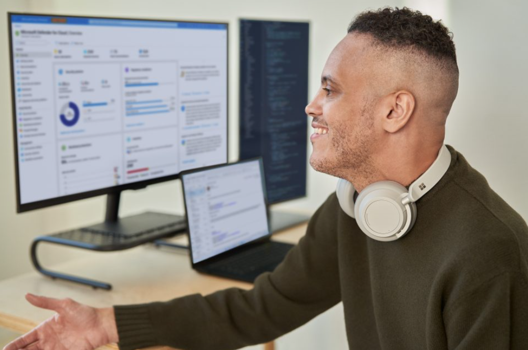 Especialista analisando painel tecnico em tela